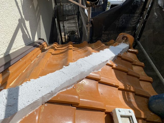 明石市のモルロックを使用した棟部土台の施工中